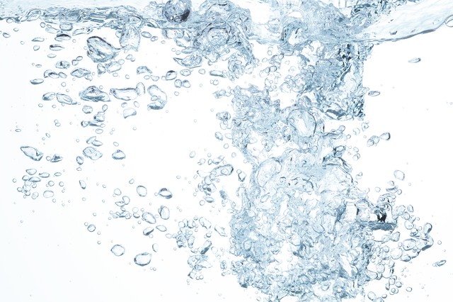 水中に立ちのぼる無数の気泡